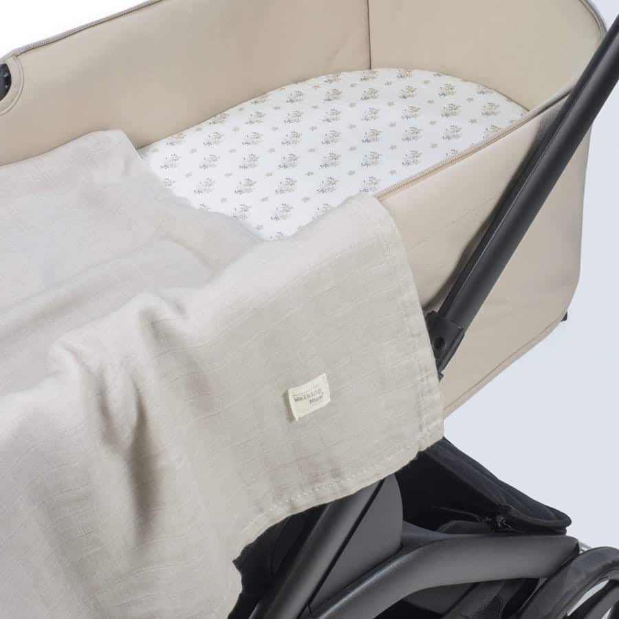 WALKING MUM Sabana Ajustable Cuco + Muselina Botton Flores - Imagen 4